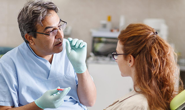 un dentiste et sa patiente